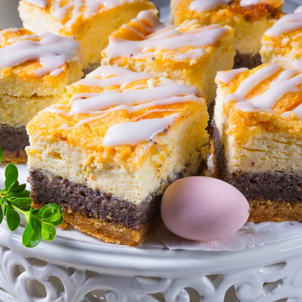 Läcker påsk poppy seed tårta med vit glasyr — Stockfoto