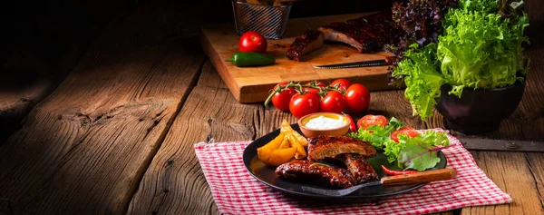 Deliciosas costillas a la parrilla con salsa barbacoa —  Fotos de Stock