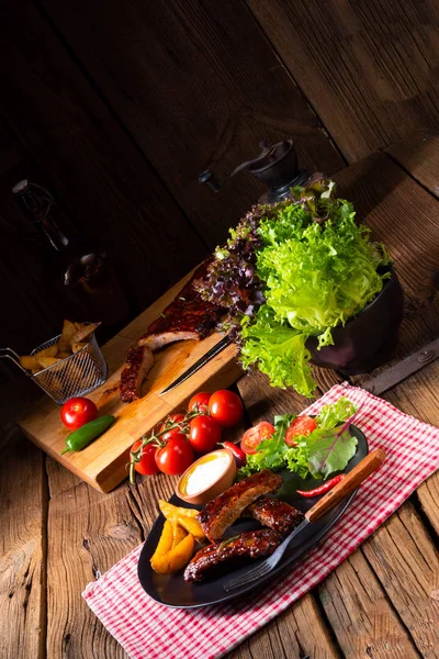 Finom grillezett bordák barbecue szósszal — Stock Fotó