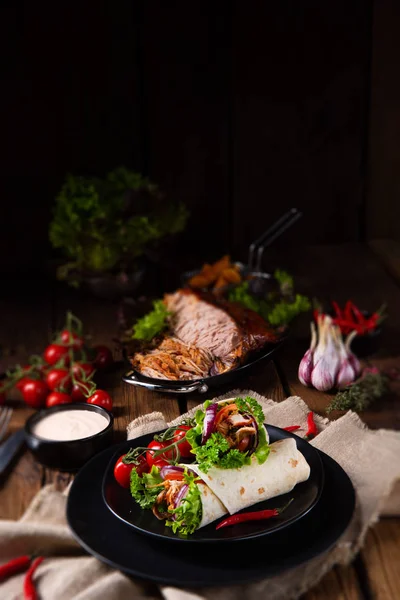 Tasty wraps filled with pulled pork and salad — Stock Photo, Image