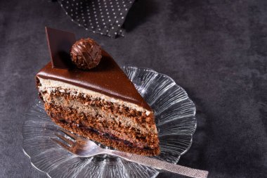 Çikolatalı kek - Havalı bisküvi ve krema ve çikolata