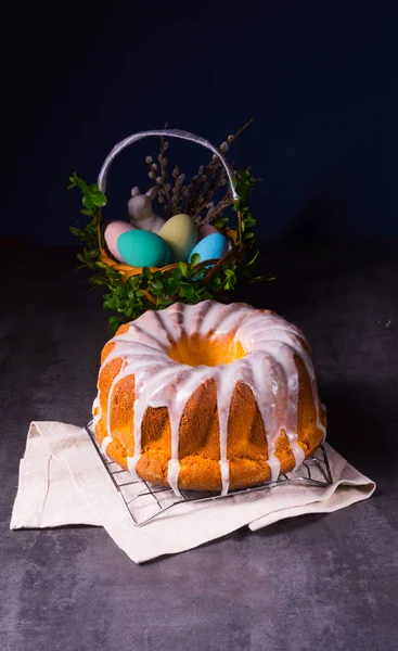 Vynikající velikonoční písek dort s bílým dort glazura — Stock fotografie