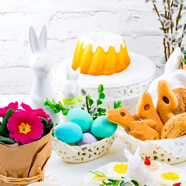 A colorful and festive Easter table decoration — Stock Photo, Image