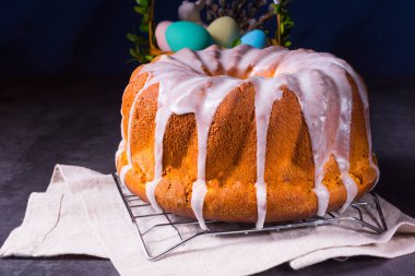 Lezzetli paskalya keki, beyaz pasta jöleli.