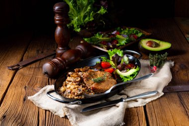 Mantarlı biftek, karabuğday ve mango salatası.