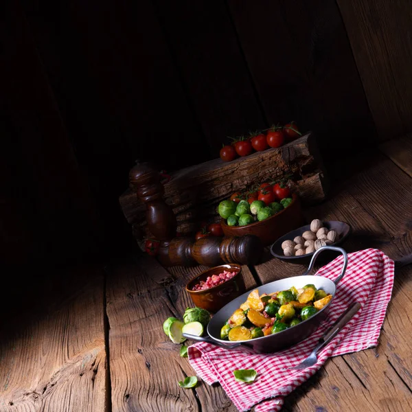 Spruitjes aardappelpan met spek in rustieke stijl — Stockfoto