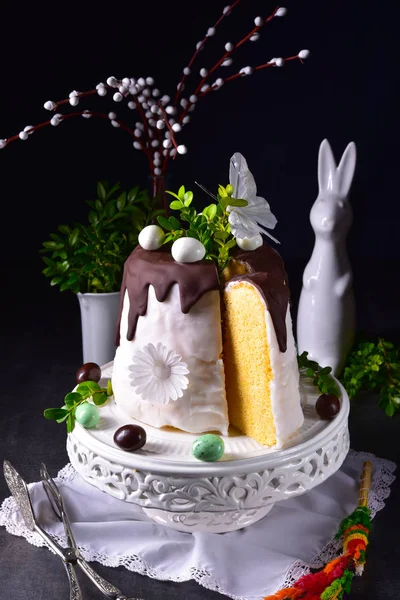 Wielkanocne ciasto z cukrem i polewą czekoladową — Zdjęcie stockowe