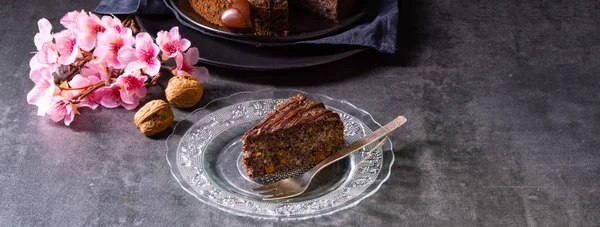 Gâteau aux graines de pavot juteux aux pommes et glaçage au chocolat — Photo