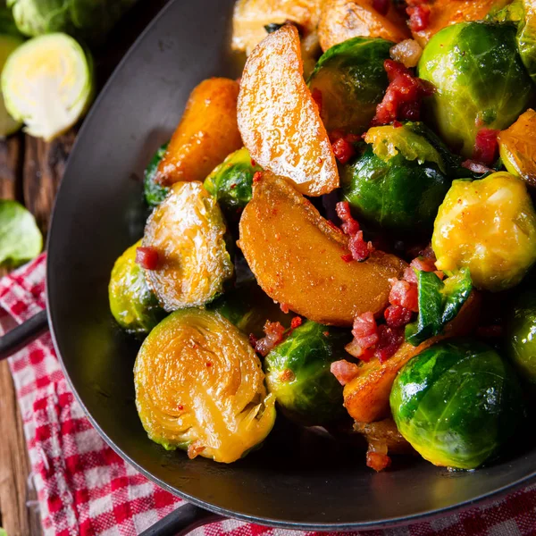 Rosenkohl-Kartoffelpfanne mit Speck im rustikalen Stil — Stockfoto