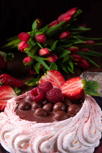 Pavlova leggera con frutta fresca e cioccolato — Foto Stock