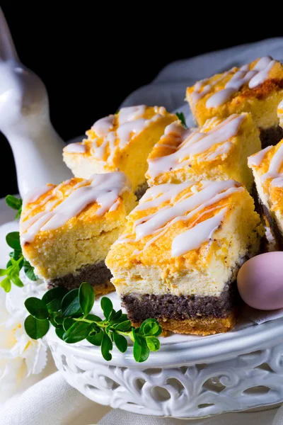 Pyszne ciasto nasion maku Wielkanoc białą glazurą — Zdjęcie stockowe