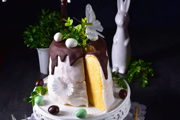 Gâteau de Pâques avec sucre et glaçage au chocolat — Photo