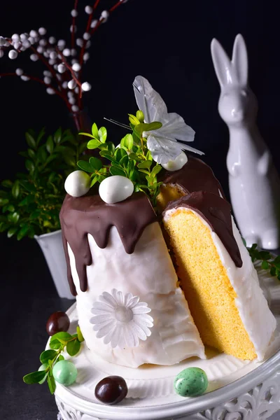 Torta pasquale con glassa di zucchero e cioccolato — Foto Stock