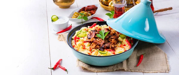 Tajín con cuscús, verduras y carne sobre fondo blanco —  Fotos de Stock