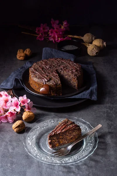 Sulu haşhaş tohum kek elma ve çikolata sır — Stok fotoğraf