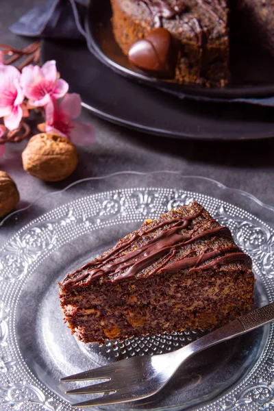 Juicy poppy seed cake with apples and chocolate glaze — Stock Photo, Image