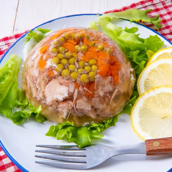 Sabroso aspic con nudillo de cerdo y patas de cerdo — Foto de Stock