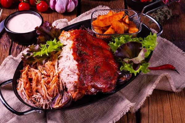 Leckeres Pulled Pork mit gebackenen Kartoffelvierteln — Stockfoto