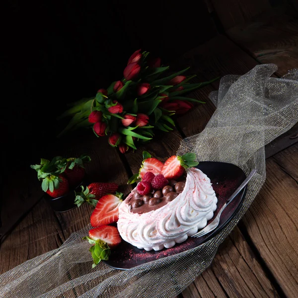 Lekka pavlova ze świeżymi owocami i czekoladą — Zdjęcie stockowe