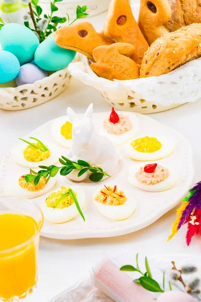 A colorful and festive Easter table decoration — Stock Photo, Image