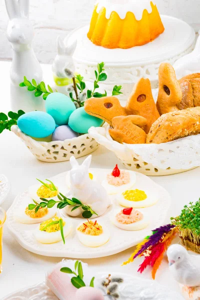 Kolorowe i świąteczne dekoracje stołu Wielkanocnego — Zdjęcie stockowe
