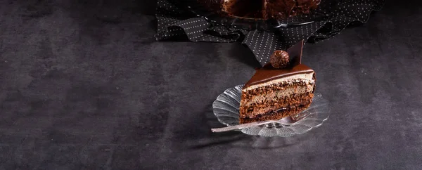 Čokoládový dort - Airy sušenka a smetana se smetanou a čokoládou — Stock fotografie