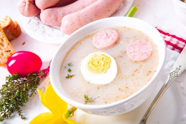 Zurek вкусный пасхальный суп в польском стиле — стоковое фото