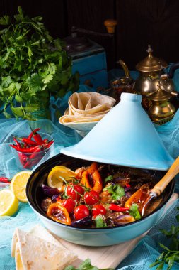 Tagine 'de pişirilmiş çeşitli sebzeli baharatlı biftek.