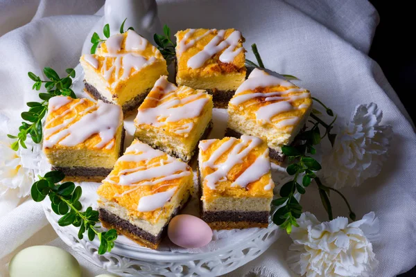 Leckerer Ostermohnkuchen mit weißer Glasur — Stockfoto