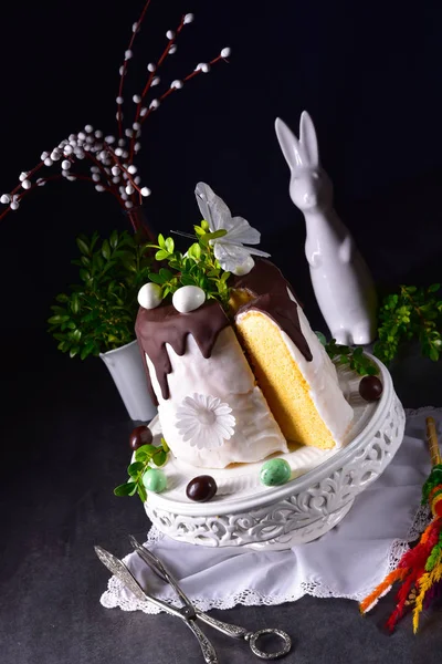 Easter cake with sugar and chocolate glaze — Stock Photo, Image