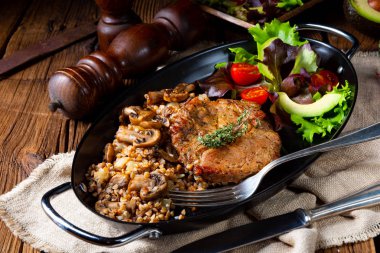 Mantarlı biftek, karabuğday ve mango salatası.