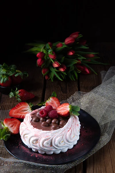Pavlova leggera con frutta fresca e cioccolato — Foto Stock
