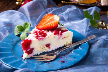 Çileksiz güzel ve lezzetli cheesecake.