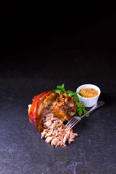 Frito crocante porco bávaro knuckle com carne macia — Fotografia de Stock