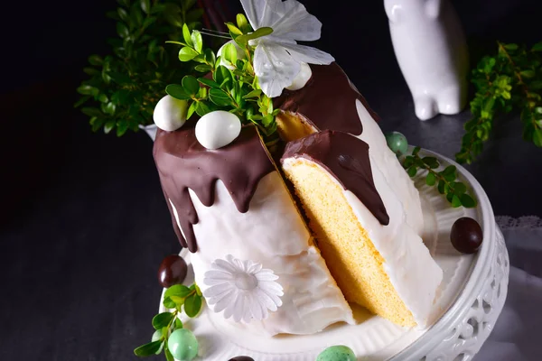 Easter cake with sugar and chocolate glaze — Stock Photo, Image