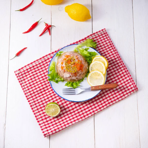 Sabroso aspic con nudillo de cerdo y patas de cerdo — Foto de Stock