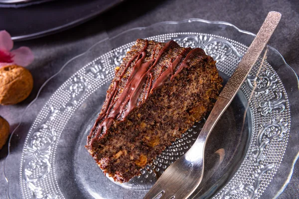 Juicy poppy seed cake with apples and chocolate glaze — Stock Photo, Image