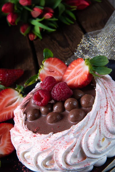 Pavlova leve com frutas frescas e chocolate — Fotografia de Stock