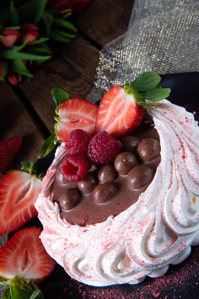 Pavlova ligero con frutas frescas y chocolate — Foto de Stock