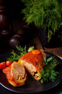 Kızarmış lahana ruloları, pilav ve kıyma, koma tarifine göre.