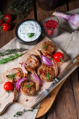 Nane ve rosemar ile lezzetli kuzu pirzolası