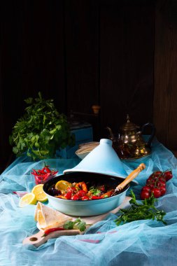 Tagine 'de pişirilmiş çeşitli sebzeli baharatlı biftek.