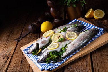 limon ve farklı bitki ile taze alabalık