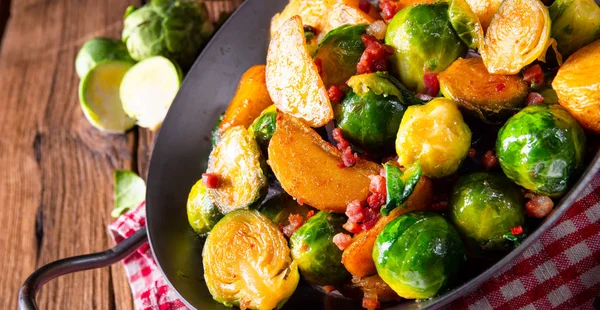 Rosenkohl Kartoffelpfanne Mit Speck Rustikalen Stil — Stockfoto