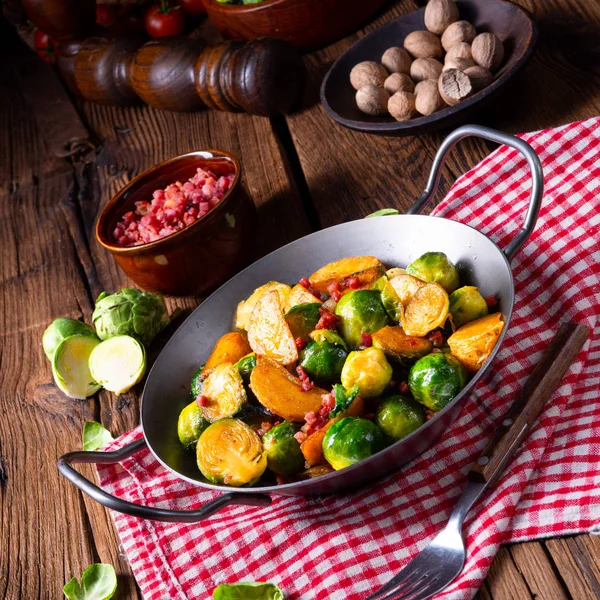 Brysselkål Potatis Pan Med Bacon Rustik Styl — Stockfoto