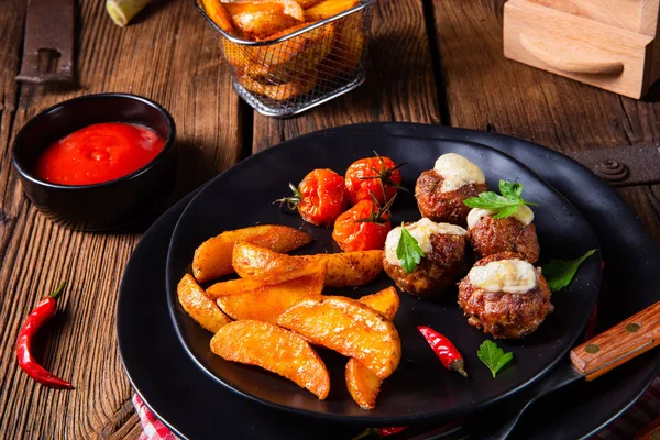 Albóndigas Con Cuarto Patata Ove —  Fotos de Stock