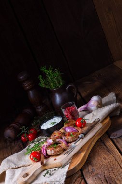 Nane ve rosemar ile lezzetli kuzu pirzolası