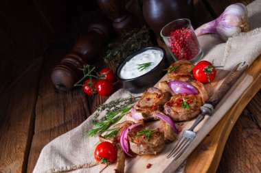 Nane ve rosemar ile lezzetli kuzu pirzolası