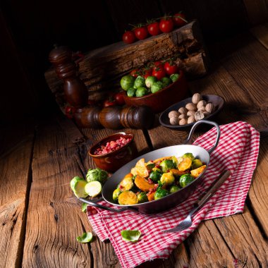 Rustik styl pastırma ile Brüksel lahanası patates tava