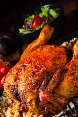 Arpa ve mantarlı ızgara baharatlı tavuk.